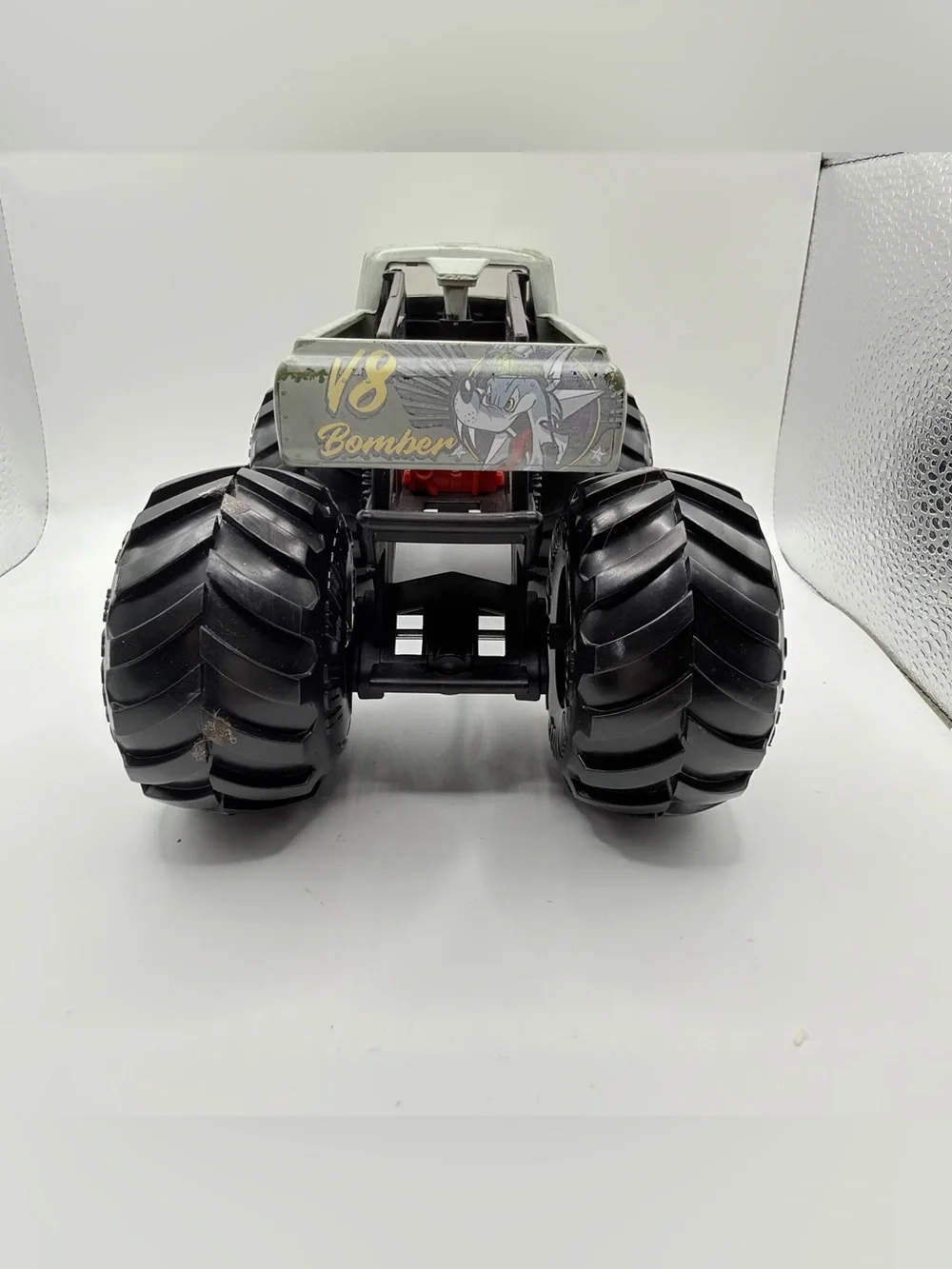 Hot Wheels ~ Monster Jam Truck ~ V8 BOMBER 1:24 scale